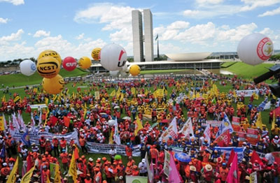 Marcha em Brasília pressiona governo por conquistas