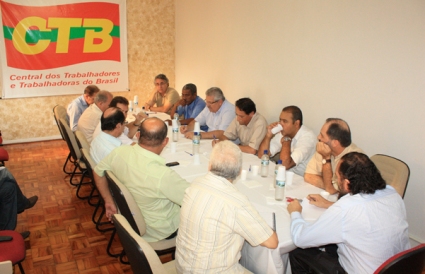 Centrais: dilema de Dilma é entre juros e distribuição de renda