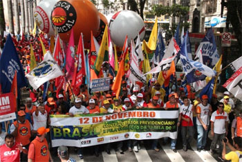 Milhares saem às ruas de São Paulo para exigir o fim do Fator Previdenciário